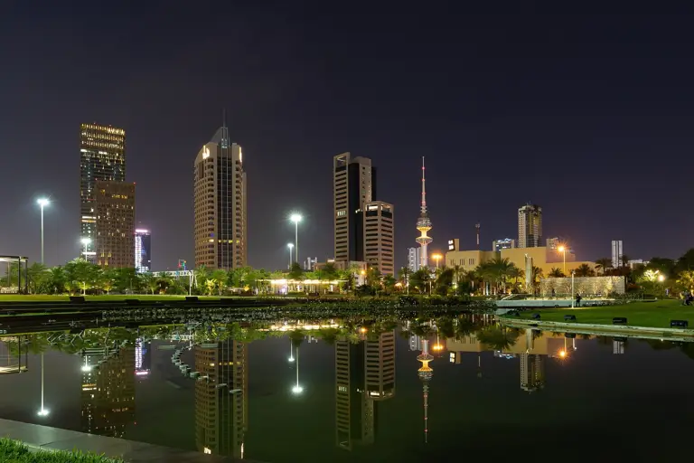 Kuwait produce 2.64 millones de barriles diarios y es un actor clave de la OPEP en el Golfo.