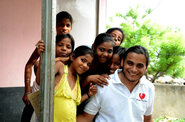 भारत की प्रति व्यक्ति शिक्षा खर्च, अपनी विशाल जनसंख्या के कारण, कम दिखाई देता है, लेकिन राष्ट्रीय शिक्षा नीति जैसी पहलों के माध्यम से गुणवत्ता और पहुंच में सुधार के लिए बड़े प्रयास किए जा रहे हैं।