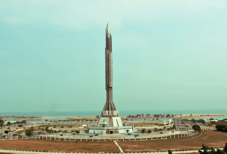 アンゴラは石油産業を中心に、経済の多様化を進めています。