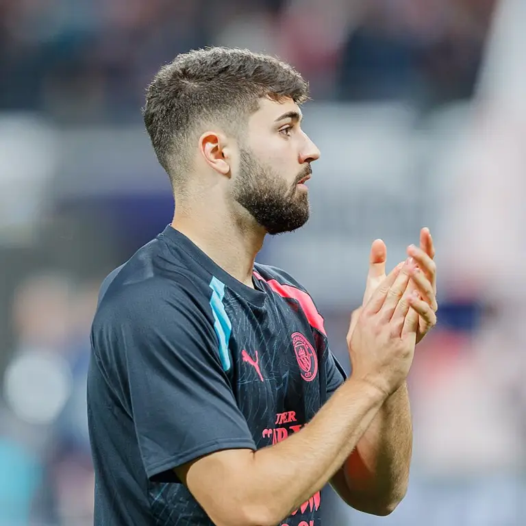 El defensa croata que llegó para ser el futuro de la zaga, destacando por su polivalencia, fuerza y calidad con el balón.