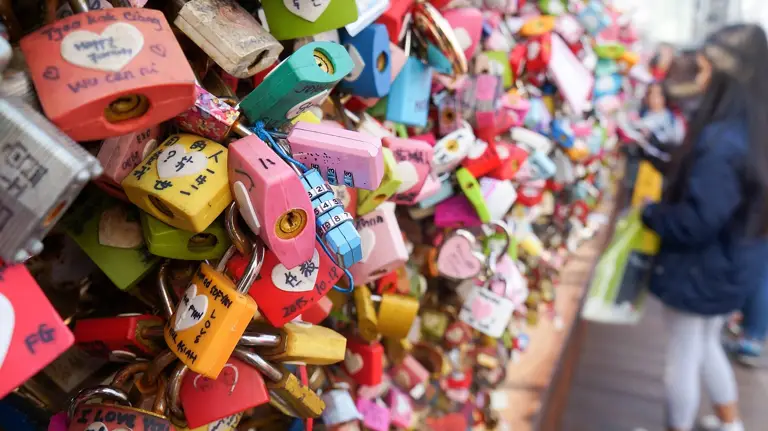 日本は2.5%の失業率で19位を記録しています。