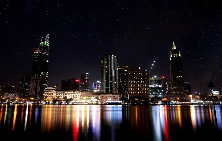 Việt Nam xếp hạng 19 với 354,7 tỷ USD kim ngạch xuất khẩu, nổi bật với ngành điện tử và dệt may.