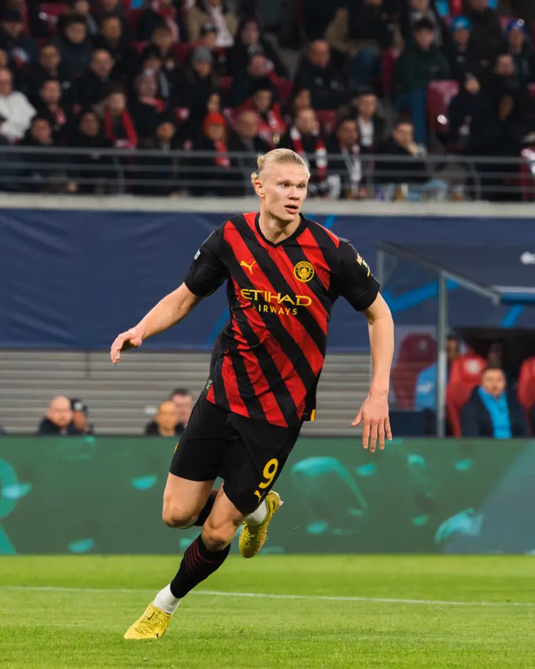 Erling Håland anotó 27 goles en 31 partidos para el Manchester City, consolidándose como uno de los delanteros más temidos en Europa.