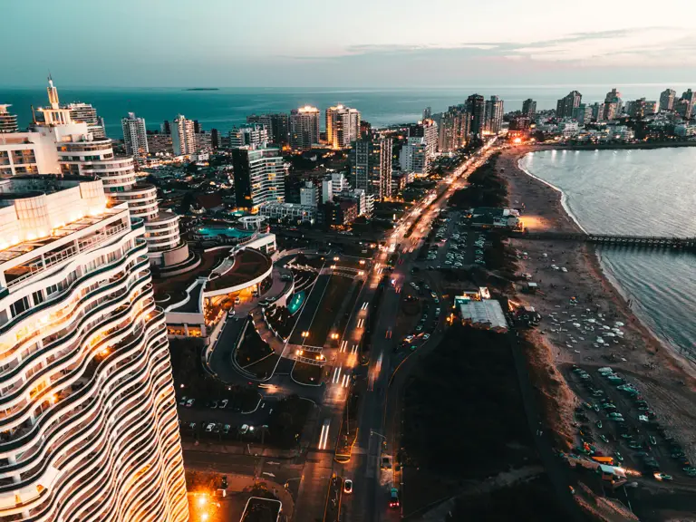 Uruguay, mit einem BIP von 77,2 Milliarden USD, ist stabil, aber seine Wirtschaft ist kleiner und weniger diversifiziert im Vergleich zu Südkorea.