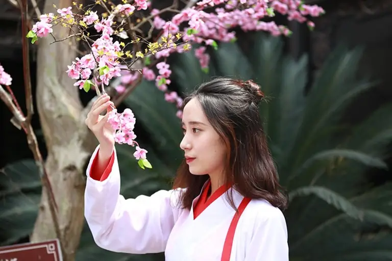 尽管中国的教育总投入巨大，但庞大的人口基数导致人均支出排名靠后，反映出资源不均和教育转型的持续挑战。