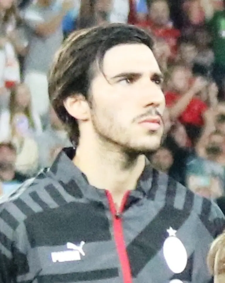 Il trasferimento di Sandro Tonali dal Milan al Newcastle per quasi 59 milioni di euro ha rappresentato una dolorosa perdita per il calcio italiano e un importante investimento per il club inglese, segnando una nuova tappa nella carriera del centrocampista azzurro, poi interrotta da una squalifica.