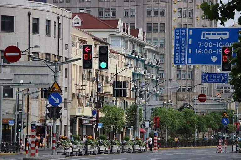 中国是全球最大的烟草消费国，香烟价格相对低廉，但控烟压力与日俱增。