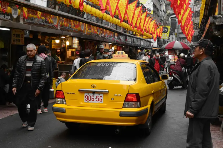 相較於歐美國家，台灣的菸價相對較低，但為了國民健康與國際接軌，是否應再次提高菸稅與健康捐已成為社會持續關注的議題。