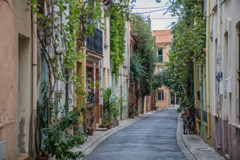 En France, il faut plus de 12 ans d&#39;épargne pour acheter une maison, reflétant la stabilité mais aussi les défis du marché immobilier français.