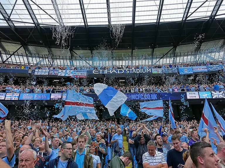 El Manchester City modera su gasto con fichajes selectivos, una estrategia sorprendente tras su tercer puesto en la liga anterior.