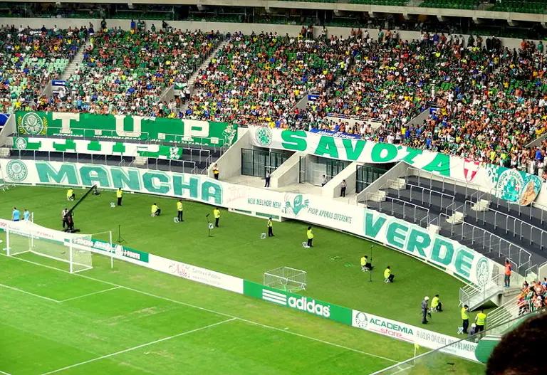 Representando a força do futebol brasileiro, o Palmeiras se destaca como um dos maiores vendedores do mundo, exportando joias de sua academia.