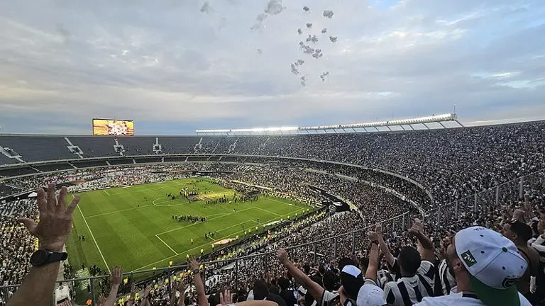 Representando o Brasil, o Botafogo investe pesado para montar um elenco competitivo e sonhar com grandes títulos.