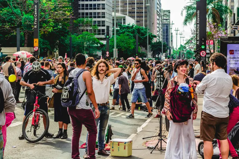 O Brasil figura em 128º lugar, com preços baixos em comparação global, mas enfrenta desafios com o mercado ilegal e a saúde pública.