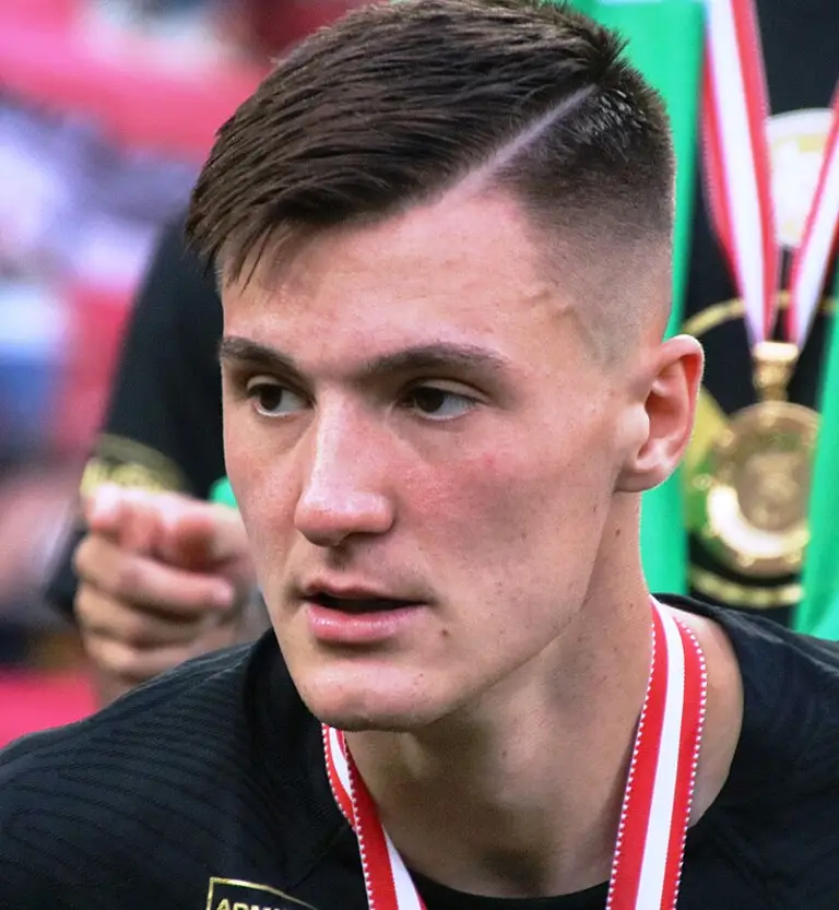 Un fichaje hipotético para el futuro, la llegada del gigante esloveno del Leipzig representaría una inversión masiva en potencia de fuego para el ataque.