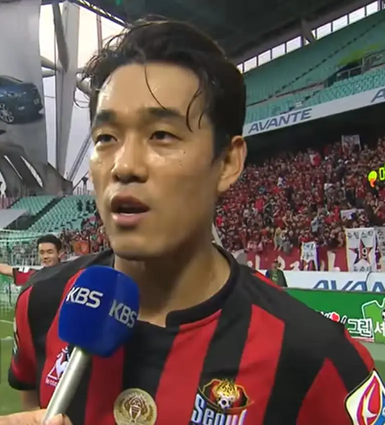 릴로의 메디컬 테스트를 뒤로하고 극적으로 아스날에 합류했지만, 로빈 반 페르시의 벽을 넘지 못하고 아쉬움을 남긴 대한민국 대표팀의 주장이었다.