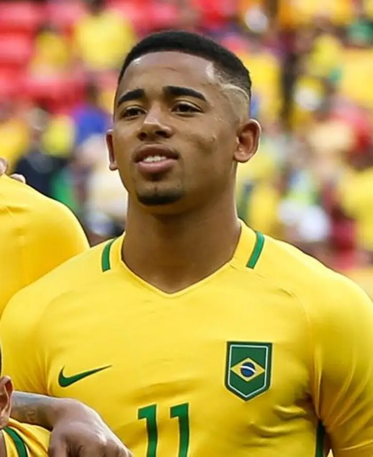 Peça-chave da conexão brasileira do Arsenal, Gabriel Jesus chegou do Man City para liderar o ataque com sua energia, técnica e mentalidade vencedora.
