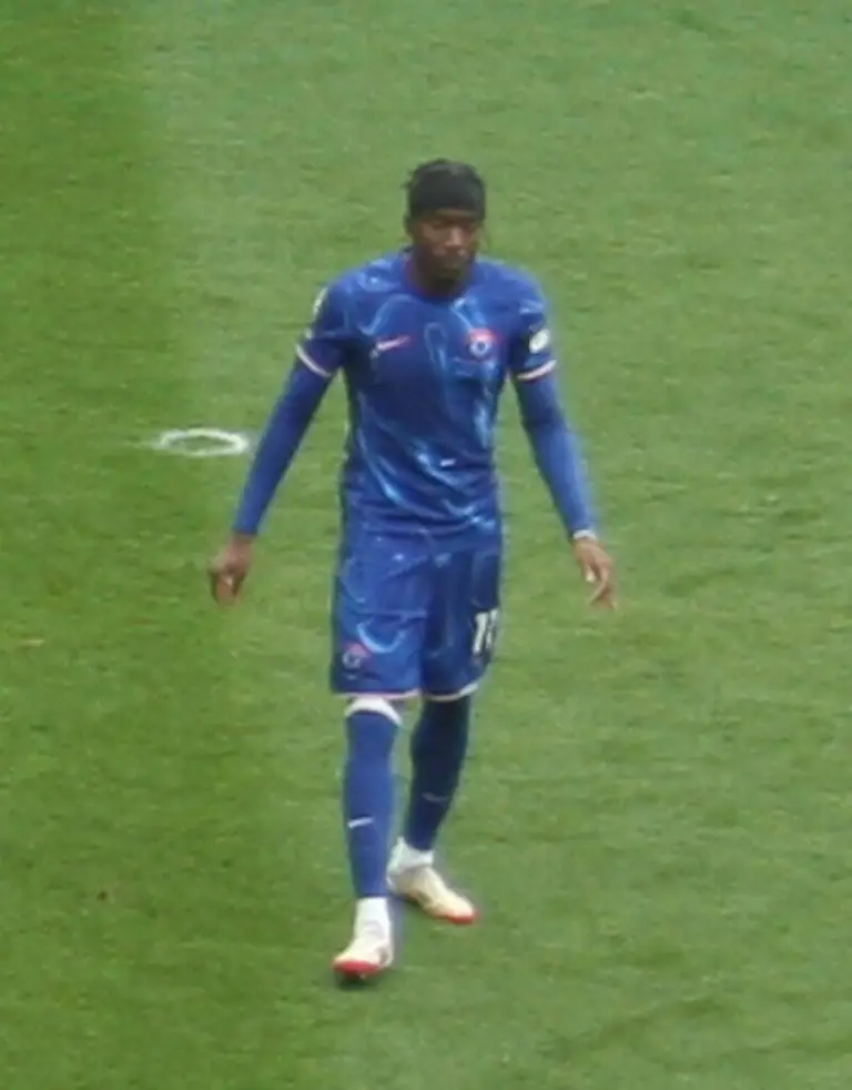 Un joven y explosivo extremo inglés que aportaría desborde, velocidad y una nueva dimensión al ataque del Arsenal.