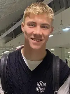 Rasmus Højlund with a fan.jpg