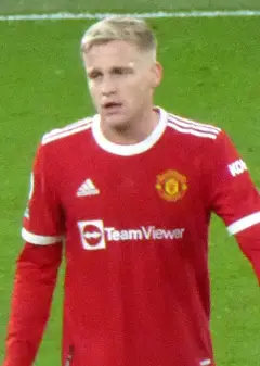 Donny van de Beek 2021 (cropped).jpg