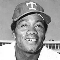 Cesar_Tovar_-_Texas_Rangers_-_1974.jpg