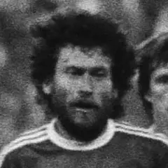 FC Bayern Munchen tegen Aston Villa 0-1 Europa Cup. Breitner in aktie.jpg