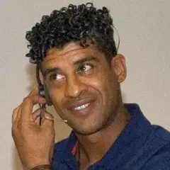 Rijkaard Ronaldinho (cropped).jpg