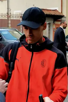 Reijnders arriva in albergo (cropped).jpg