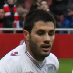 Carles Gil amb l'Aston Villa.jpg
