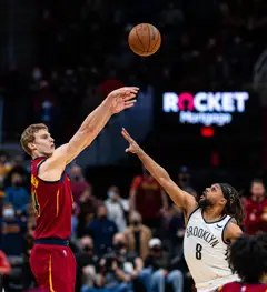 Markkanen attempts a 3-pointer over Mills, Cavaliers vs Nets on January 17, 2022 (cropped).jpg