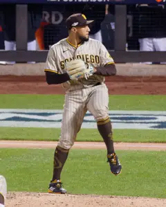 Robert Suárez pitching, Oct 07 2022 (cropped).jpg