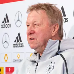 Horst Hrubesch auf der Pressekonferenz nach dem Spiel Deutschland vs. Tschechien (WM-Qualifikation) am 7. April 2018.jpg