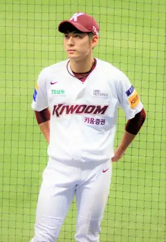 Kiwoom Heroes Lee Jeong-Hoo (2019).jpg
